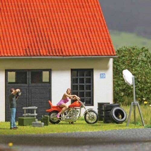Biker Model - Action Set -- Motorcycle, Figure, Tires, Drum, Cart, Totes, HO, Busch Gmbh & Co Kg 79811