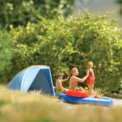 Applying Sunscreen - Action Set -- Sun Shelter, 3 Figures, 2 Inflatables, Blanket, Ball, HO, Busch Gmbh & Co Kg 79821