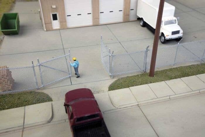 Built-Up Chain Link Fence -- Kit - 44-1/4′ 112.3cm, HO, Walthers SceneMaster 4204