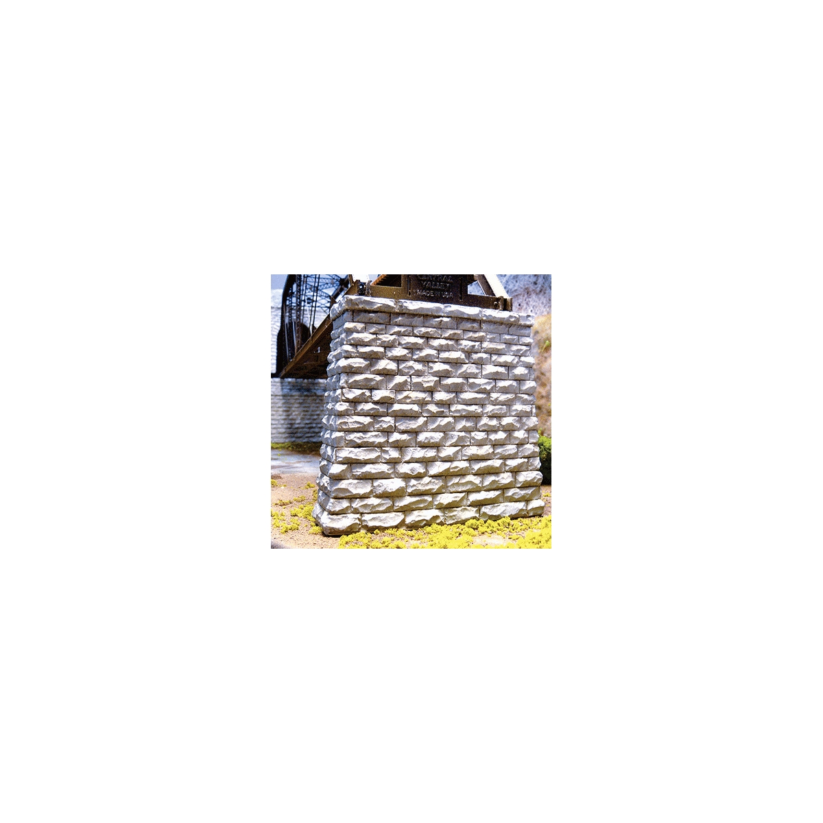 Single-Track Cut Stone Bridge Pier w/Rectangular Base -- 3-3/4 x 1 x 3-1/2′ 9.5 x 2.5 x 8.9cm, HO, Chooch Enterprises 8431