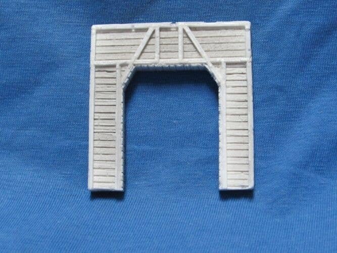 Single Track Tunnel Portal -- Timber - 2-1/2 x 2-3/8′ 6.2 x 5.9cm, N, Pre-Size Model Specialities 201