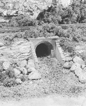 Culverts pkg(2) (Unpainted Hydrocal(R) Castings) -- Masonry, N, Woodland Scenics 1163