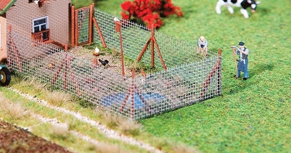 Fence -- Wire Mesh Fence w/Wood Poles 13-1/4′ 34cm - Kit, HO, Faller Gmbh 180414