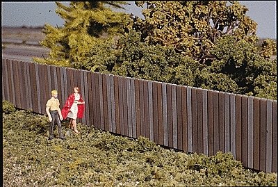 Wood Fence - Kit -- 15` 37.5cm Sections - Total Length: 45` 113cm - Height: 1` 2.5cm pkg(, HO, Walthers Cornerstone 3521