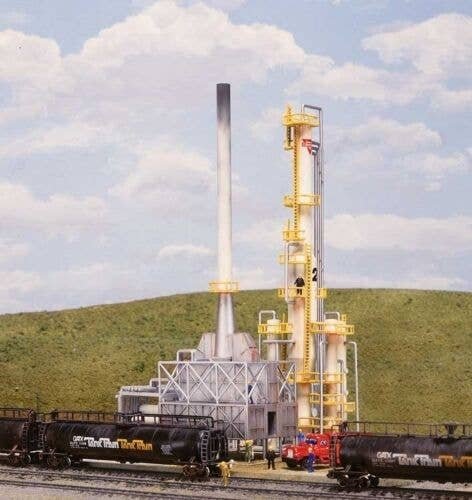 North Island Oil Refinery -- Kit - 8-1/16 x 5′ 20.5 x 12.7cm, N, Walthers Cornerstone 3219