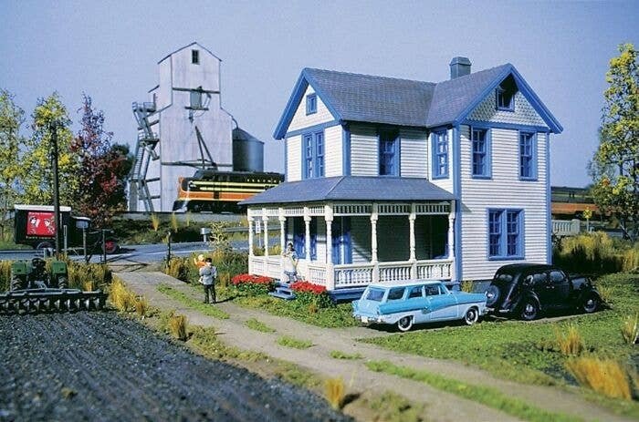 Aunt Lucy`s House -- Kit - 4 x 5-3/4 x 5-1/8` 10.2 x 14.6 x 13cm, HO, Walthers Cornerstone 3651