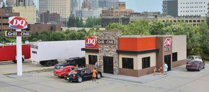 DQ Grill & Chill(R) -- Kit - 7-1/4 x 5-3/8 x 2-3/4′ 18.4 x 13.6 x 6.9cm, HO, Walthers Cornerstone 3485
