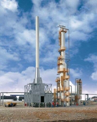 United Petroleum Refining -- Kit - 13-1/2 x 8-1/4 x 15′ 34.3 x 21 x 38.1cm, HO, Walthers Cornerstone 3705