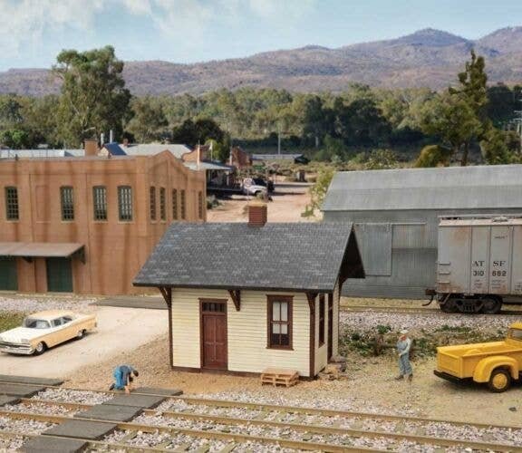 Flag Stop Station -- Kit - 3-3/8 x 3-1/16 x 2-7/8′ 8.57 x 7.78 x 7.3cm, HO, Walthers Cornerstone 4061