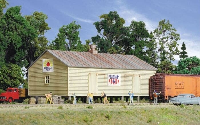 Storage Shed on Pilings -- Kit - 4-1/2 x 7 x 3-1/2′ 11.4 x 8.9cm, HO, Walthers Cornerstone 3529