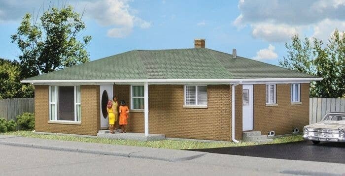 Ranch Tract House -- Kit - 5-1/2 x 4-1/8 x 2-1/4′ 13.9 x 10.4 x 5.7cm, HO, Walthers Cornerstone 3777