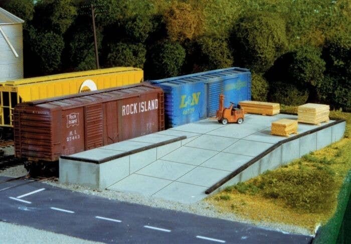 Loading Docks & Ramp -- Kit - Scale 10 x 40′ 3 x 12.2m, HO, Pikestuff 17