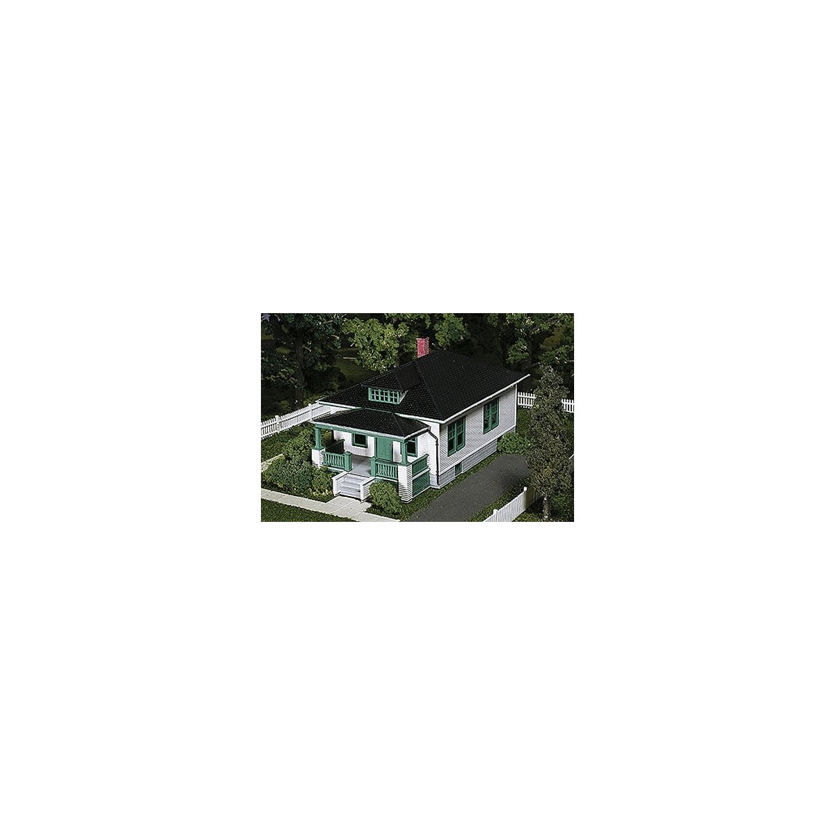 Barb`s Bungalow -- Kit - 6-1/4` x 3` x 2-3/4`, HO, Atlas Model Railroad Co. 712