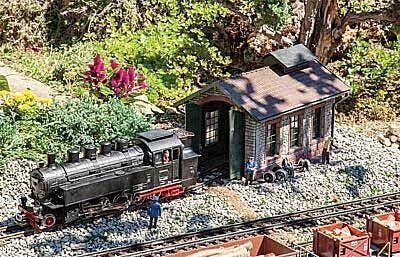 Branchline Locomotive Shed -- Kit - 17-1/2 x 11-3/8 x 11-5/8′ 44.5 x 29 x 29.5cm, G, Pola 330890