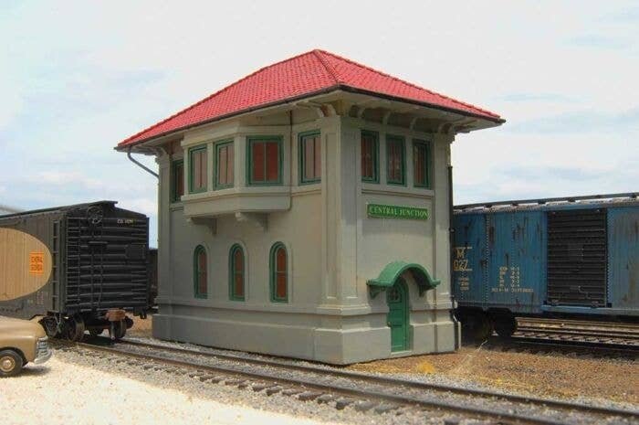 Central Junction Concrete Switch (Interlocking) Tower - Scene Scapes(R) -- 5-3/4 x 3-1/4 x 4, HO, Bachmann Industries 35114