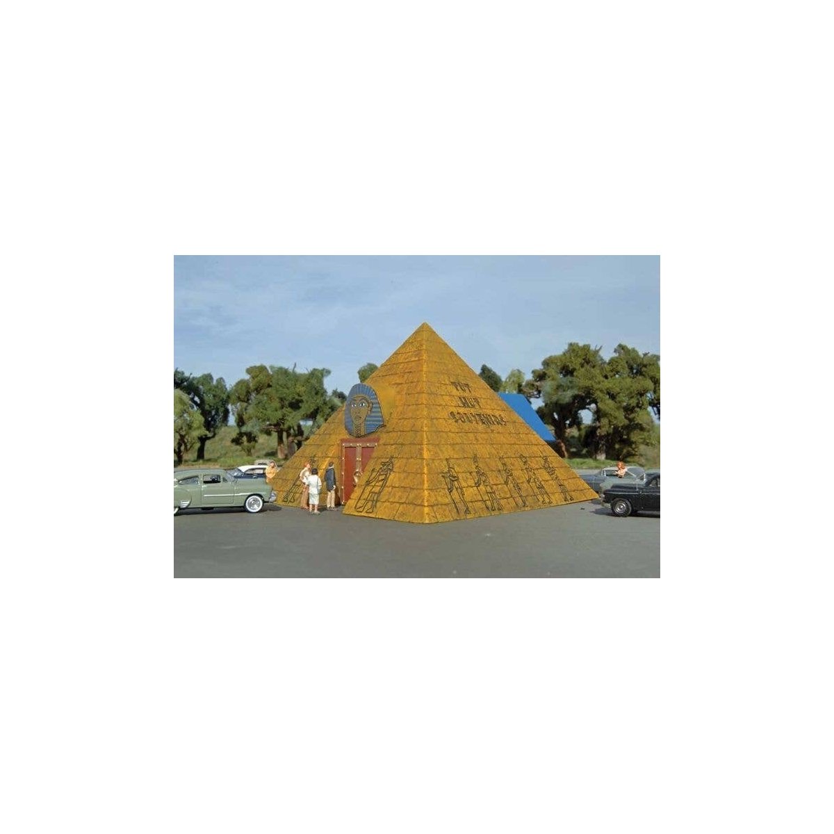 Tut Hut Souvenirs - Roadside U.S.A.(TM) -- Assembled - 6 x 5-1/4 x 3-3/4′ 15.2 x 13.3 x 9.5, HO, Bachmann Industries 35208