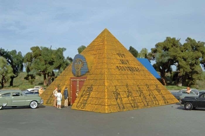 Tut Hut Souvenirs - Roadside U.S.A.(TM) -- Assembled - 6 x 5-1/4 x 3-3/4′ 15.2 x 13.3 x 9.5, HO, Bachmann Industries 35208