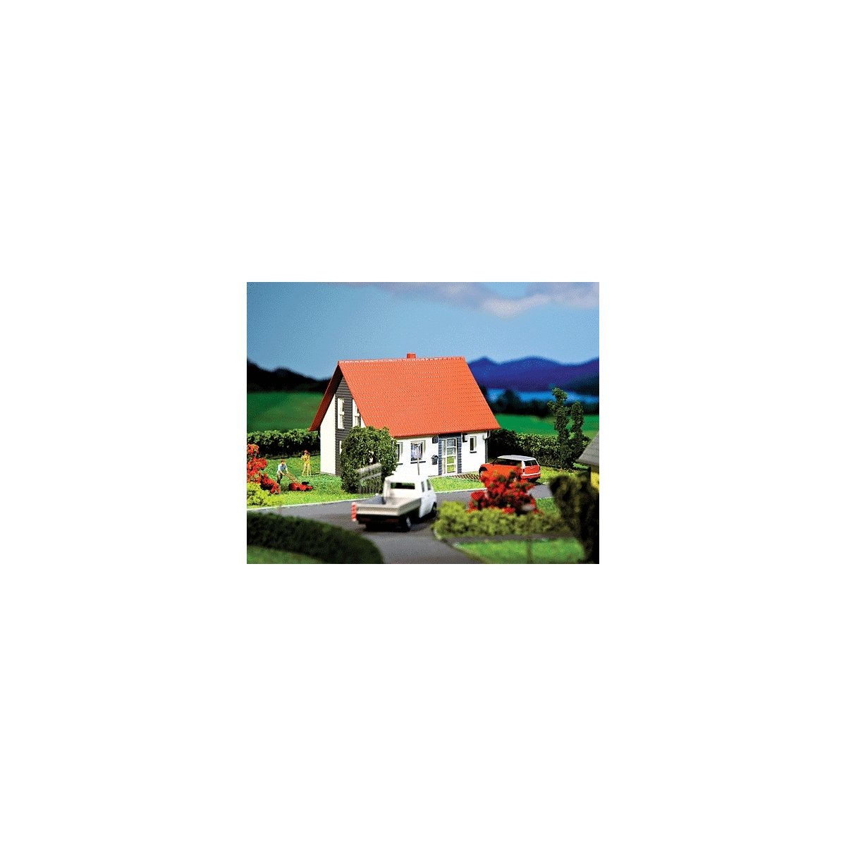 Single-Family House (gray, white) - Kit -- 2-5/8 x 2-5/8 x 1-7/8′ 6.7 x 6.6 x 4.7cm, N, Faller Gmbh 232321