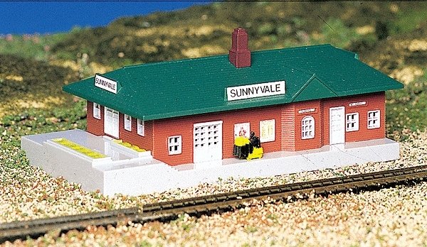 Passenger Station with Figure - Assembled -- 2-7/8 x 5-1/8′ 7.3 x 13cm, N, Bachmann Industries 45908