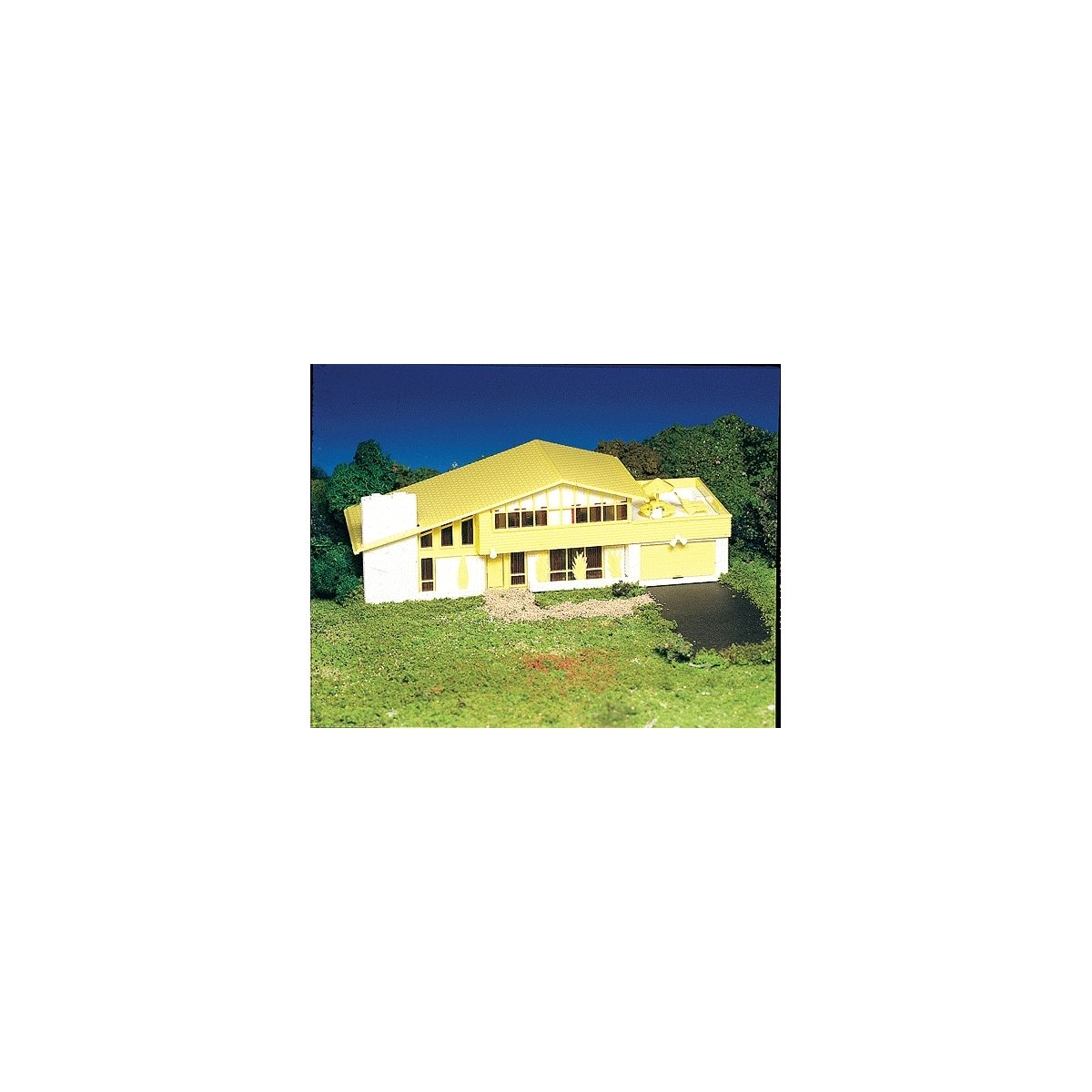Plasticville Classic Kit - Contemporary House -- 2-7/8 x 8-3/4′ 7.3 x 22.3cm, HO, Bachmann Industries 45432