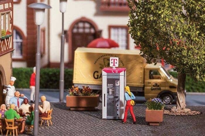 Telecom-Style Telephone Booth -- Assembled - Gray, Red, 1/2 x 1/2 x 1-5/16′ 1.2 x 1.2 x 3.4cm, HO, Faller Gmbh 180956