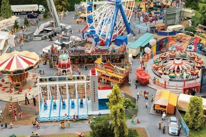 Funfair Set -- Kit - Includes 7 Structure Kits - Includes Motors for Rides, HO, Faller Gmbh 140460