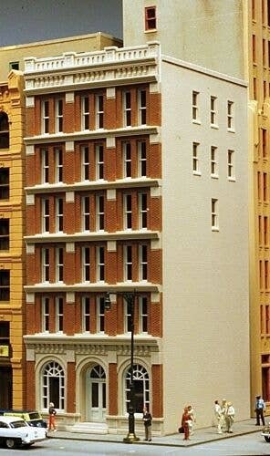 City Trust -- Kit - 5-1/4 x 4-1/8 x 9-3/4′ 13.3 x 10.5 x 24.8cm, HO, Lunde Studios 31