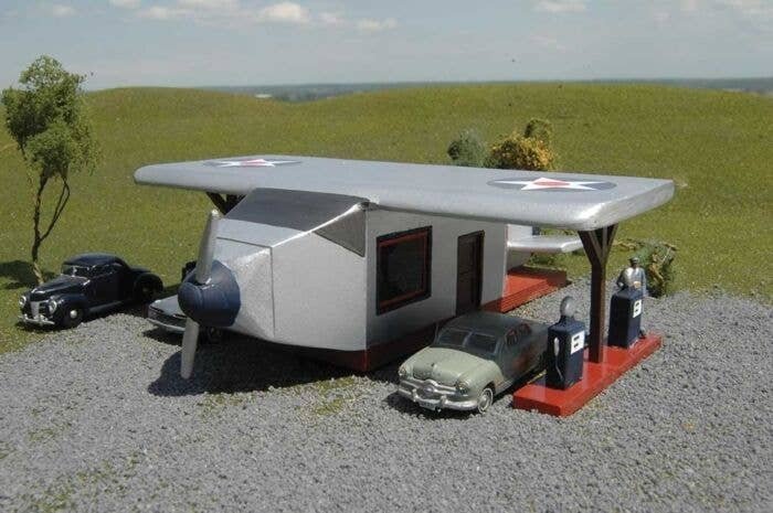 Airplane Gas Station -- Assembled - 6-1/8 x 6-3/4 x 2′ 15.6 x 17.2 x 5.1cm, HO, Bachmann Industries 35201
