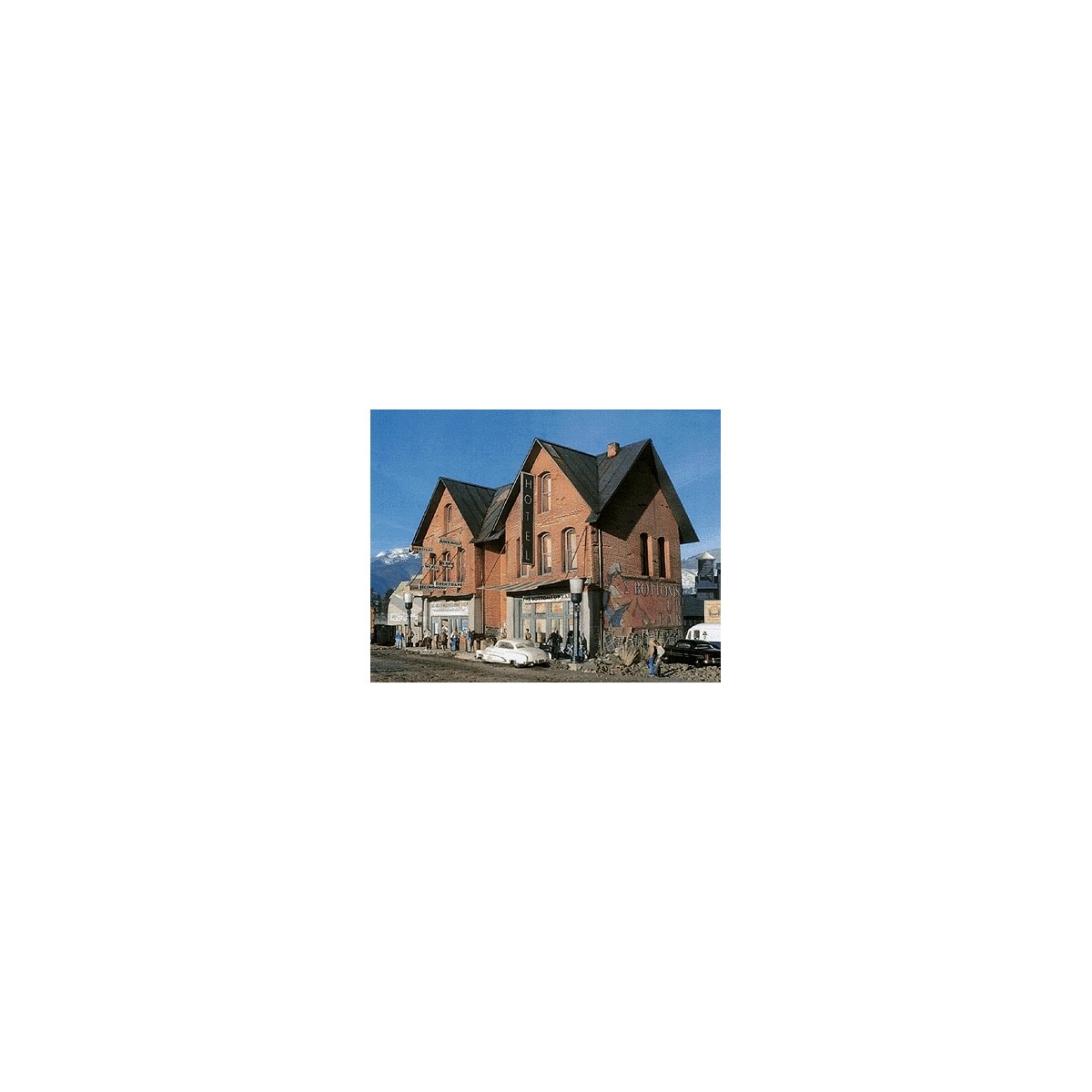 Addams Ave. Part Four -- Kit - 14 x 6′ 35 x 15.2cm, HO, Downtown Deco 1025