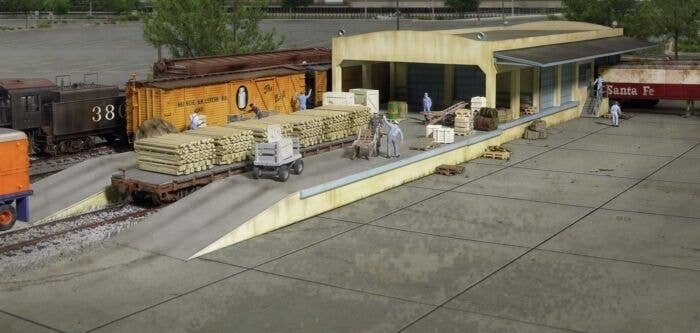 Open Air Transload Building -- Kit - 25 x 5-1/4 x 3′ 63.5 x 13.3 x 7.6cm, HO, Walthers Cornerstone 2918