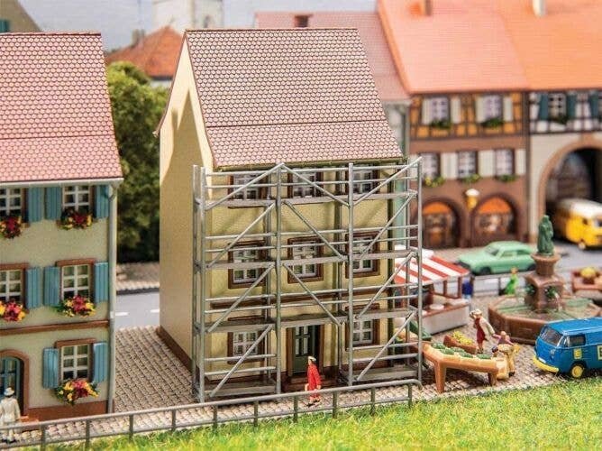 Old-Town House with Scaffolding -- Kit - 5.2 x 6.3 x 8.3cm, N, Faller Gmbh 232175
