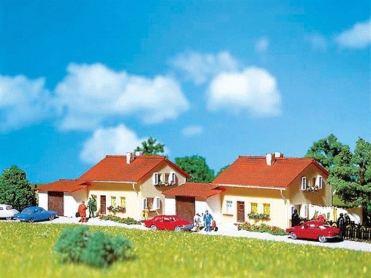 Two Suburban Homes w/Garage -- 1-3/4 x 3-1/8′ 2 x 7.8cm, N, Faller Gmbh 232222
