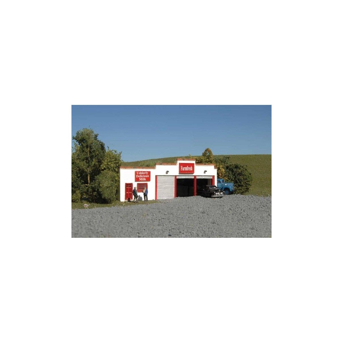 Farm Fresh Dairy False-Front Building -- Assembled - 3-1/2 x 1/2 x 1-3/8′ 8.9 x 1.3 x 3.5cm, N, Bachmann Industries 35052