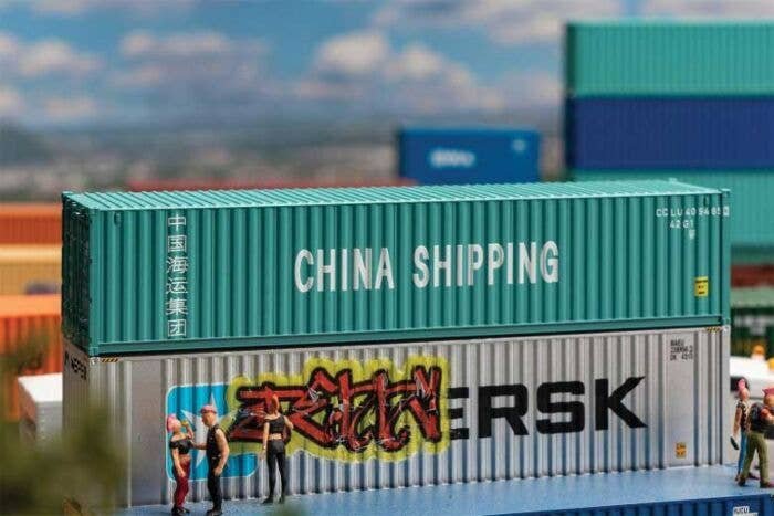 40′ Corrugated Container - Assembled -- China Shipping (green, white), HO, Faller Gmbh 182101