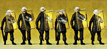 German Riot Police -- With Shields Up, HO, Preiser Kg 10393