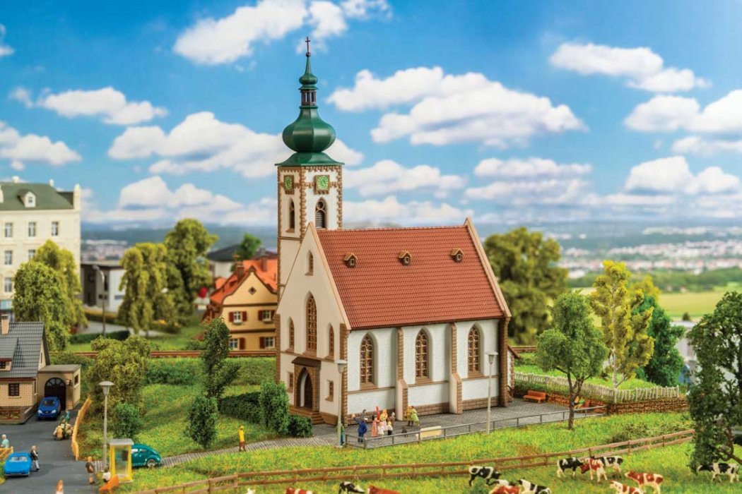 Village Church -- Kit - 5-7/16 x 2-15/16 x 8-1/16′ 13.8 x 7.5 x 20.5cm, N, Faller Gmbh 231726
