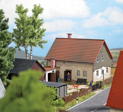 Weathered House with Addition -- Laser-Cut Kit - 8-7/8 x 5 x 4′ 22.5 x 12.8 x 10.1cm, HO, Busch Gmbh & Co Kg 1909