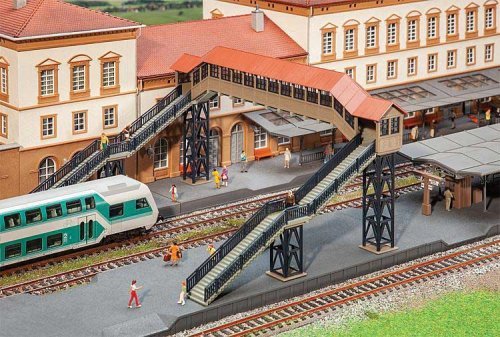 Covered Pedestrian Bridge -- Kit - 10-3/4 x 7-11/16 x 5-7/16′ 27.3 x 19.5 x 13.8cm, HO, Faller Gmbh 120109