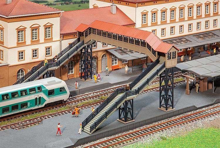 Covered Pedestrian Bridge -- Kit - 10-3/4 x 7-11/16 x 5-7/16′ 27.3 x 19.5 x 13.8cm, HO, Faller Gmbh 120109