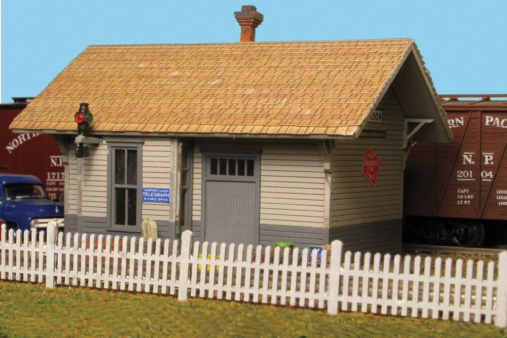 Straight Picket Fence - Kit -- 170` Scale, 23-1/2` 59.7cm, HO, Monroe Models 2307