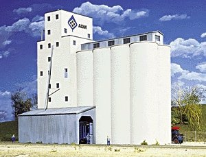 ADM(R) Concrete Grain Elevator -- Kit - 13-1/2 x 9 x 13-1/2′ 33.7 x 23.7 x 33.7cm, HO, Walthers Cornerstone 3022