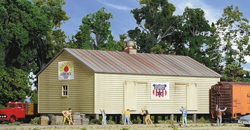 Storage Shed on Pilings -- Kit - 4-1/2 x 7 x 3-1/2′ 11.4 x 8.9cm, HO, Walthers Cornerstone 3529