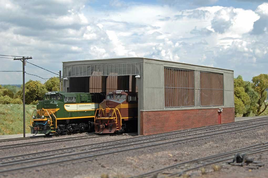 Double-Stall Engine House (Shed) - Scene Scapes(R) -- 13 x 6 x 4-1/4′ 33 x 15.2 x 10.8cm, HO, Bachmann Industries 35116