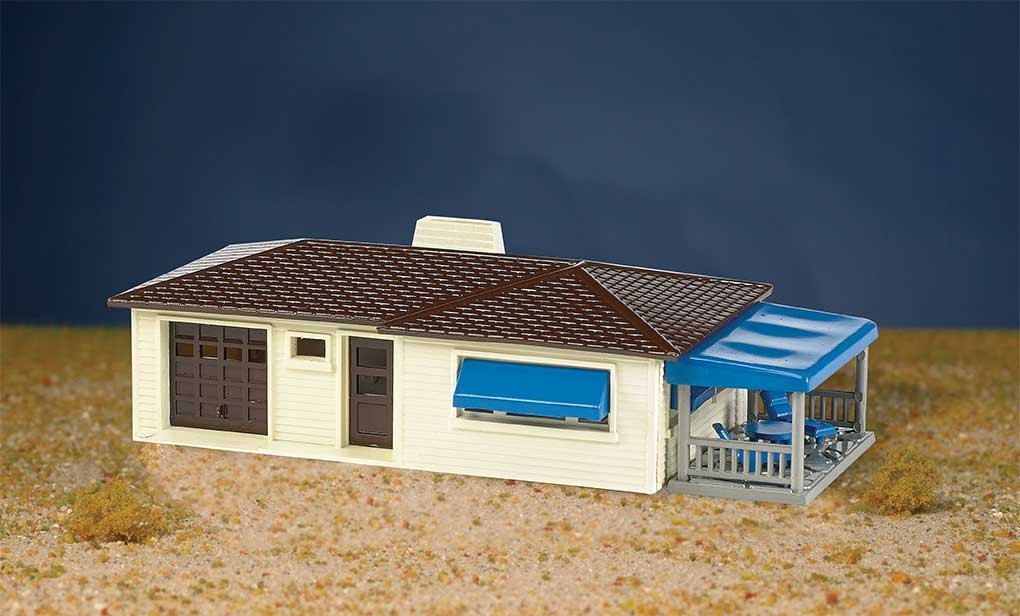 Ranch House -- Kit - 5-1/2 x 1-1/2 x 2-1/2′ 14 x 3.8 x 6.4cm, HO, Bachmann Industries 45156