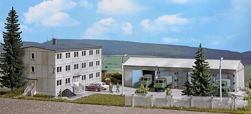 Concrete Barracks/Apartments -- Kit - 8-3/8 x 4-7/8 x 4-1/4′ 21.2 x 12.3 x 10.7cm, HO, Busch Gmbh & Co Kg 9607