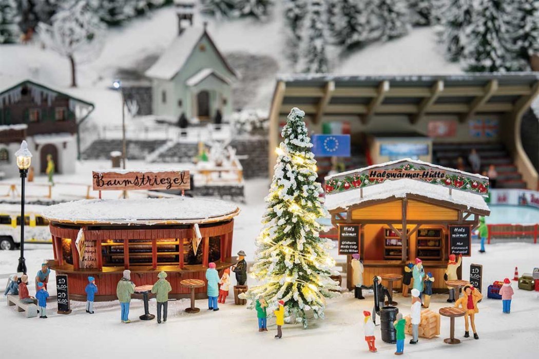 2 Christmas Market Stalls with Illuminated Christmas Tree -- Kit - 2 Stalls, Tree with Light String, HO, Faller Gmbh 134006