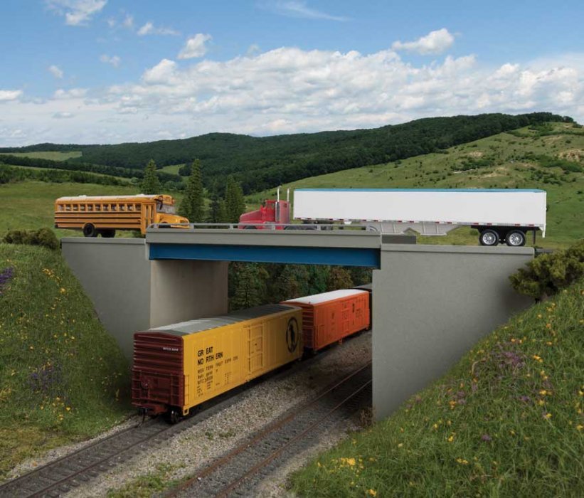 Modern Steel and Concrete Highway Overpass with Pipe Railings -- Kit - 12-15/16 x 4-3/4′ 32, HO, Walthers Cornerstone 4565