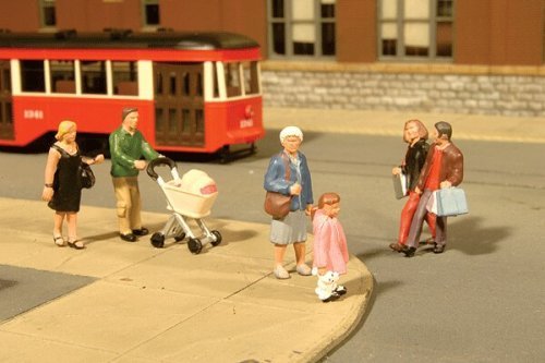 SceneScapes(TM) Figures -- Strolling People pkg(6), HO, Bachmann Industries 33109