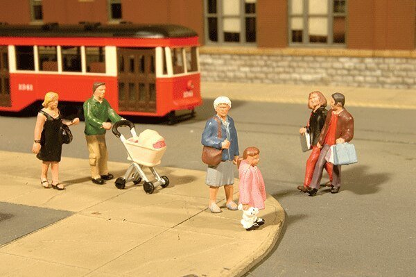 SceneScapes(TM) Figures -- Strolling People pkg(6), HO, Bachmann Industries 33109