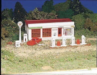 Gas Station - Plasticville -- Kit, HO, Bachmann Industries 45174